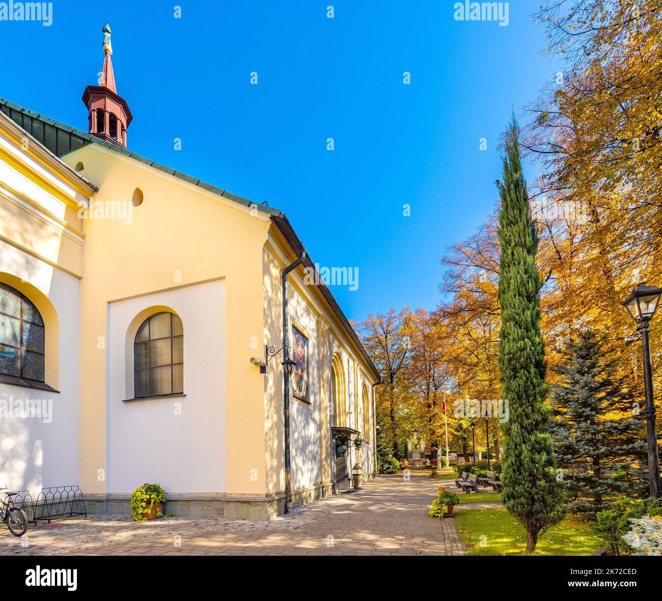 Andrychow, Pologne - 10 octobre 2022: St. Eglise Matthias, kosciol sw. Macieja, sous les couleurs de l'automne dans le quartier historique de la vieille ville d'Andrychow Banque D'Images