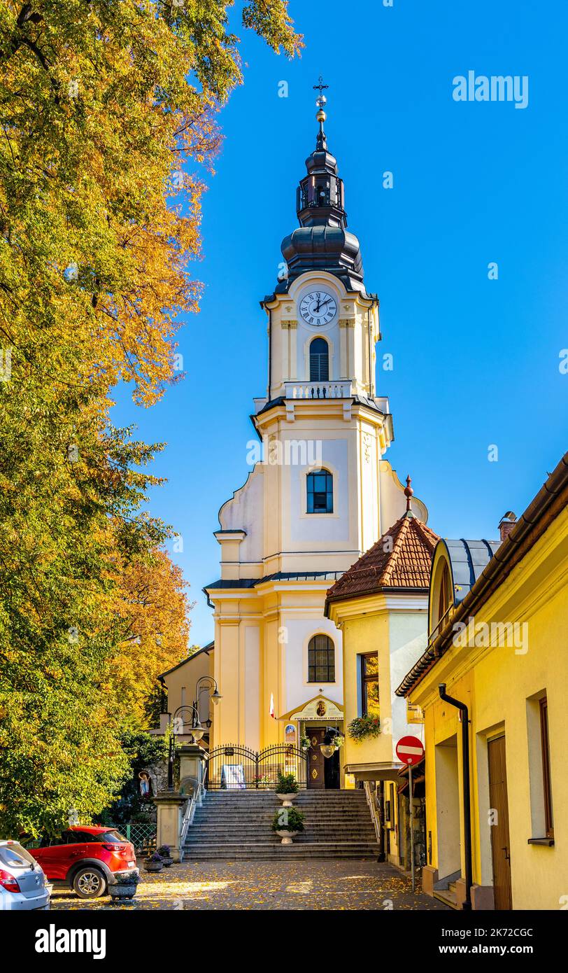Andrychow, Pologne - 10 octobre 2022: St. Eglise Matthias, kosciol sw. Macieja, sous les couleurs de l'automne dans le quartier historique de la vieille ville d'Andrychow Banque D'Images