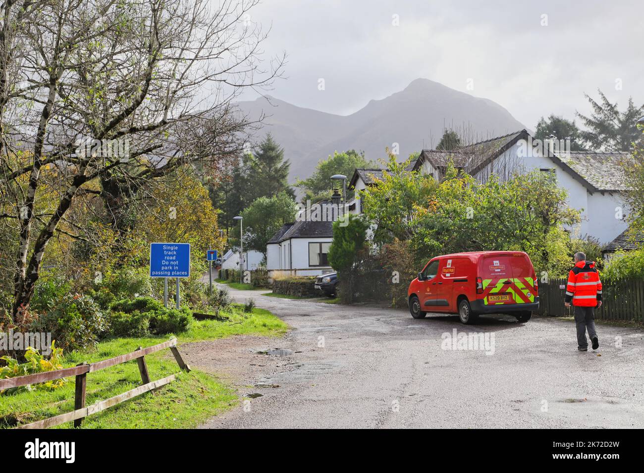 Employé postal et Royal Mail van à Glencoe Village, Écosse, octobre 2022 Banque D'Images