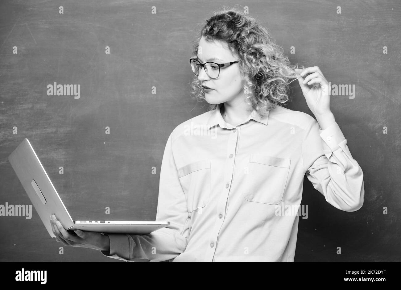 École en ligne. Formation à distance. L'éducation moderne. Cours en ligne. École enseignant carnet tableau noir fond. Informatique et programmation. Fille Banque D'Images