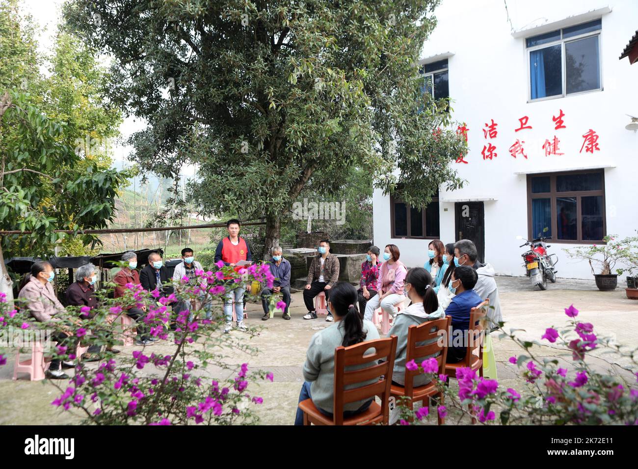 CHONGQING, CHINE - 17 OCTOBRE 2022 - de jeunes volontaires prêchent aux villageois le thème du Congrès du Parti communiste chinois (PCC) de 20th Banque D'Images