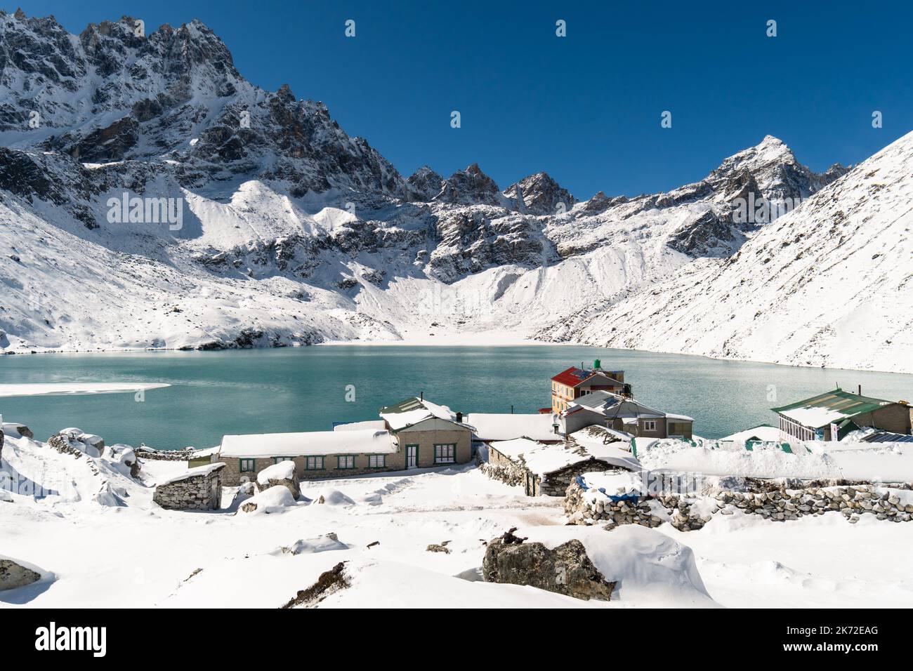 Gokyo, Népal ; vue imprenable sur le célèbre lac et village de Gokyo face au col de Renjo la après une chute de neige fraîche dans la région de l'Everest de l'Himalaya i Banque D'Images