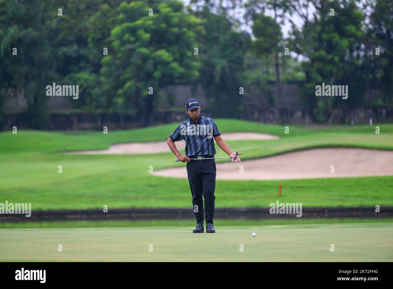 Nitithorn Thippong de Thaïlande débarque au trou 1 lors de la dernière partie de l'Open de Bangkok de Singha au club de golf de Bangkok, EN THAÏLANDE Banque D'Images