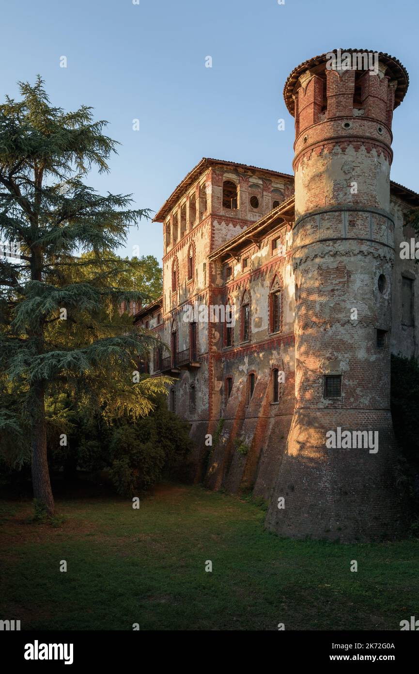Piovera, Italie – 18 septembre 2022 – vue extérieure de l'ancien château de Piovera, petit village dans les collines de Monferrato, près de la ville d'Aless Banque D'Images