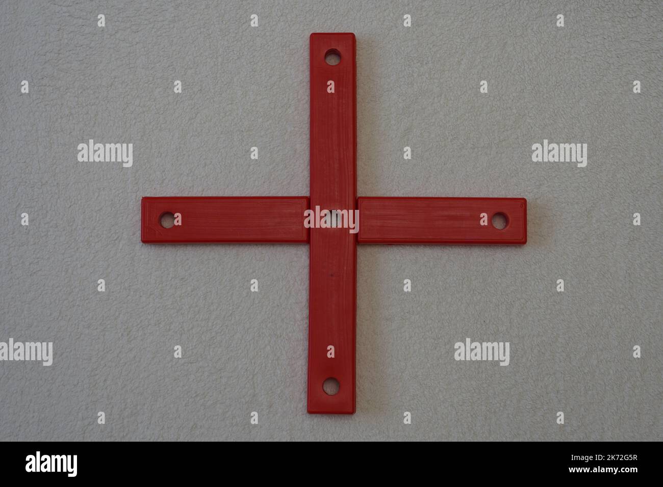 Croix rouge anneau de lancer le jeu cible sur fond blanc, Jeux de plastique avec le jet de corde. Classique anneaux lancer hoopla, jeu en plein air, jeux où vous ha ha Banque D'Images
