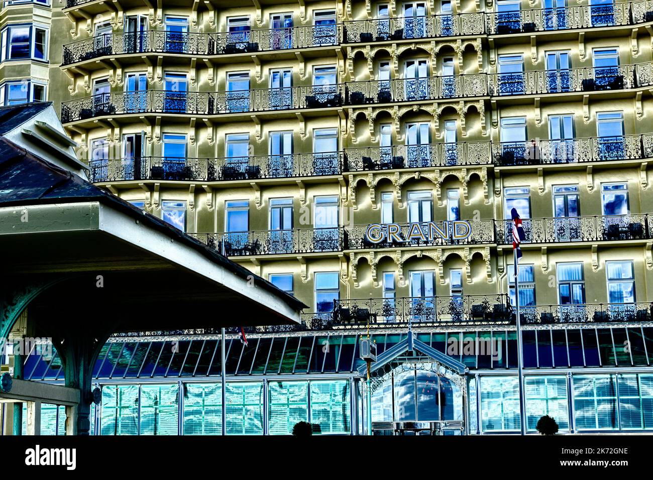 Plage dynamique élevée, vue avant stylisée du Grand Hotel sur le front de mer de Brighton Banque D'Images