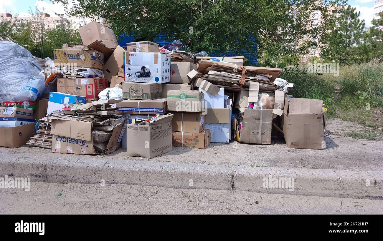 Ville de recyclage. Pile de boîtes et de papier pour le recyclage. Le concept de mode de vie durable et de tri des ordures. Zéro déchet Banque D'Images