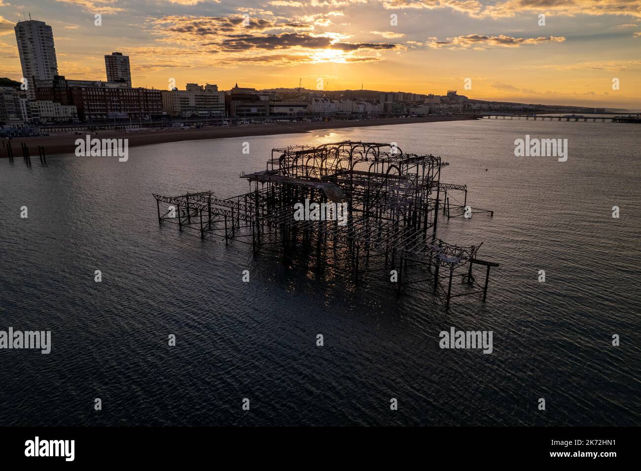 Silhouette de Brighton West Pier quand le soleil se lève derrière, tiré de drone Banque D'Images