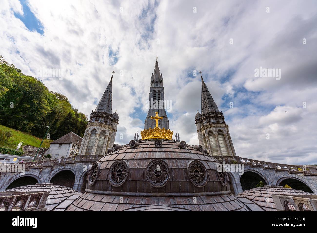 Vue sur la haute et la basse basiliques dans le sanctuaire de notre-Dame de Lourdes en France Banque D'Images