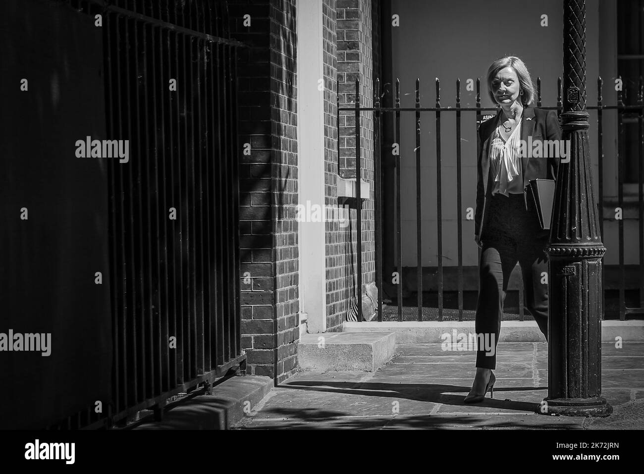 Liz Truss, député, politicien du Parti conservateur, maintenant Premier ministre du Royaume-Uni, alors ministre des Affaires étrangères, marchant seul dans Downing Street Banque D'Images