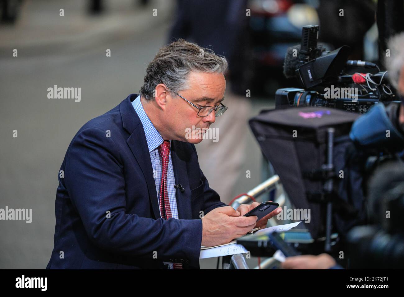 Gary Gibbon, journaliste, rédacteur politique, présentateur Channel 4 News, à Downing Street, Londres Banque D'Images