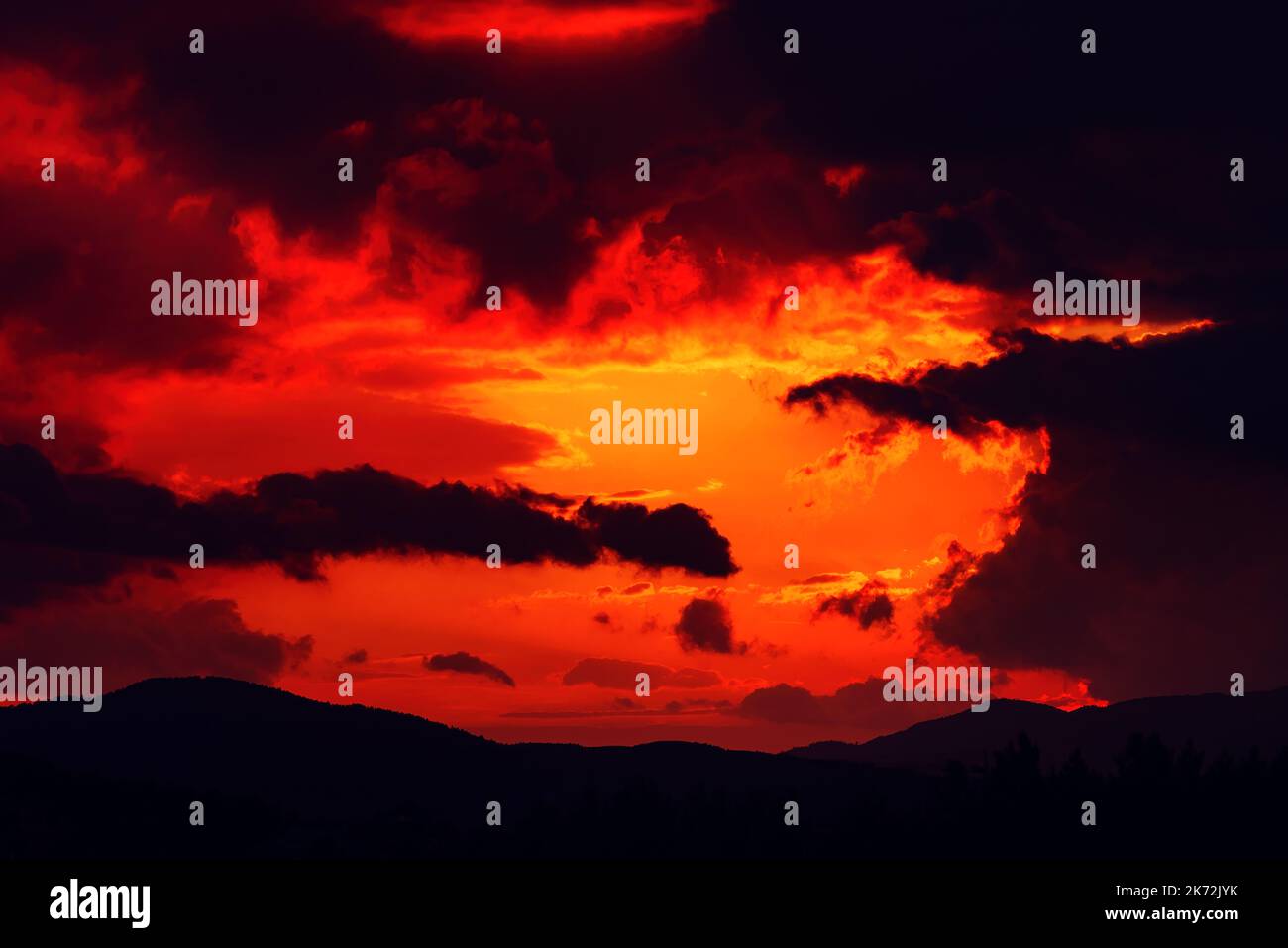 Ciel bleu orangé foncé avec de lourds nuages orageux en été Banque D'Images