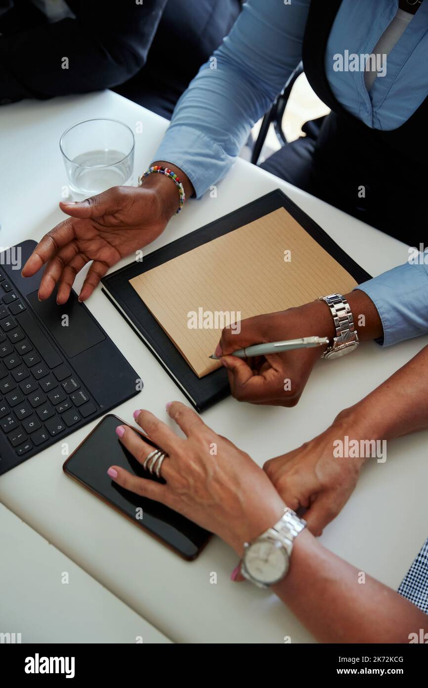 Les mains des gens pendant la réunion d'affaires Banque D'Images