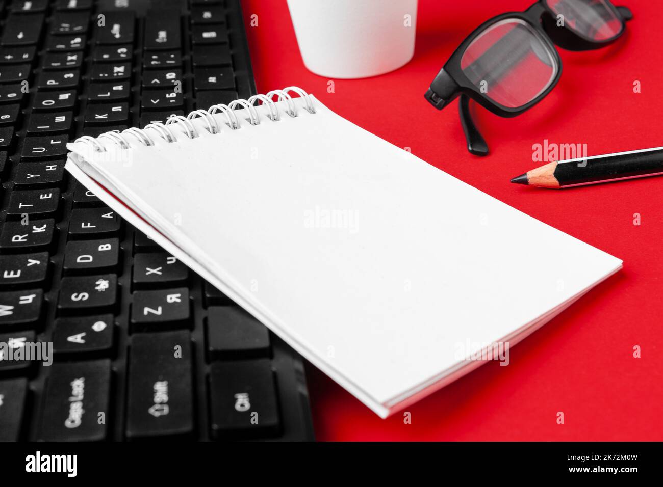 Ensemble d'articles de papeterie sur le bureau rouge Banque D'Images