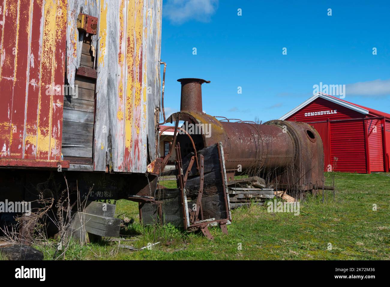 Ancienne chaudière à vapeur et remise de marchandises ferroviaires, Ormondville, district de Tararua, Île du Nord, Nouvelle-Zélande Banque D'Images