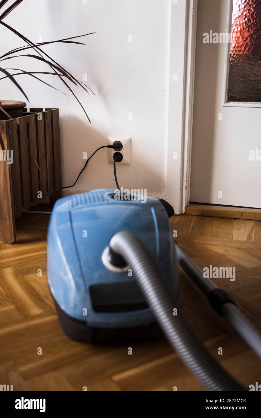 Aspirateur branché à la prise murale Banque D'Images