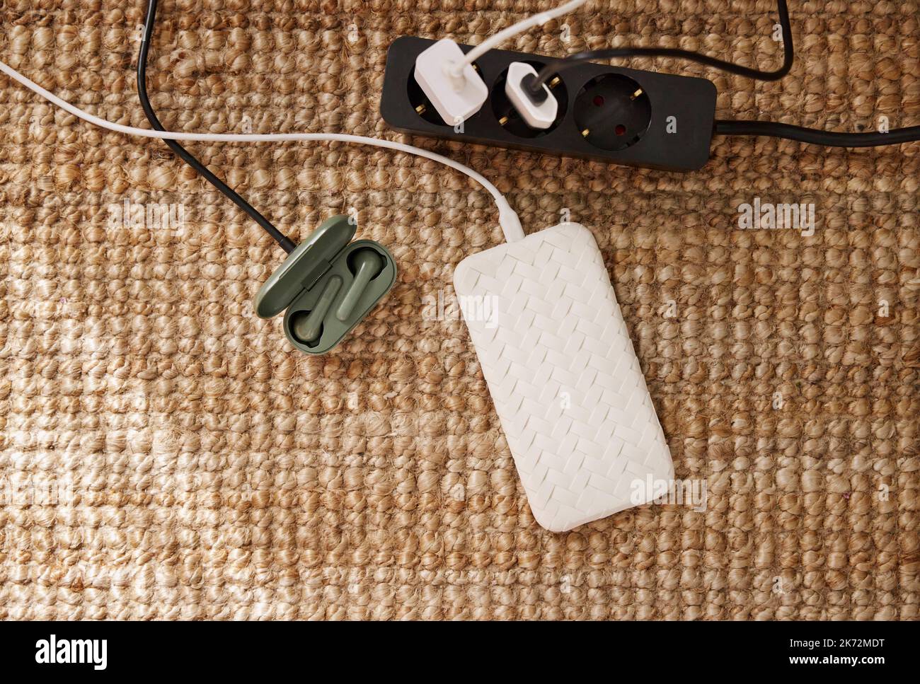 Smartphone et casque avec chargeurs Banque D'Images