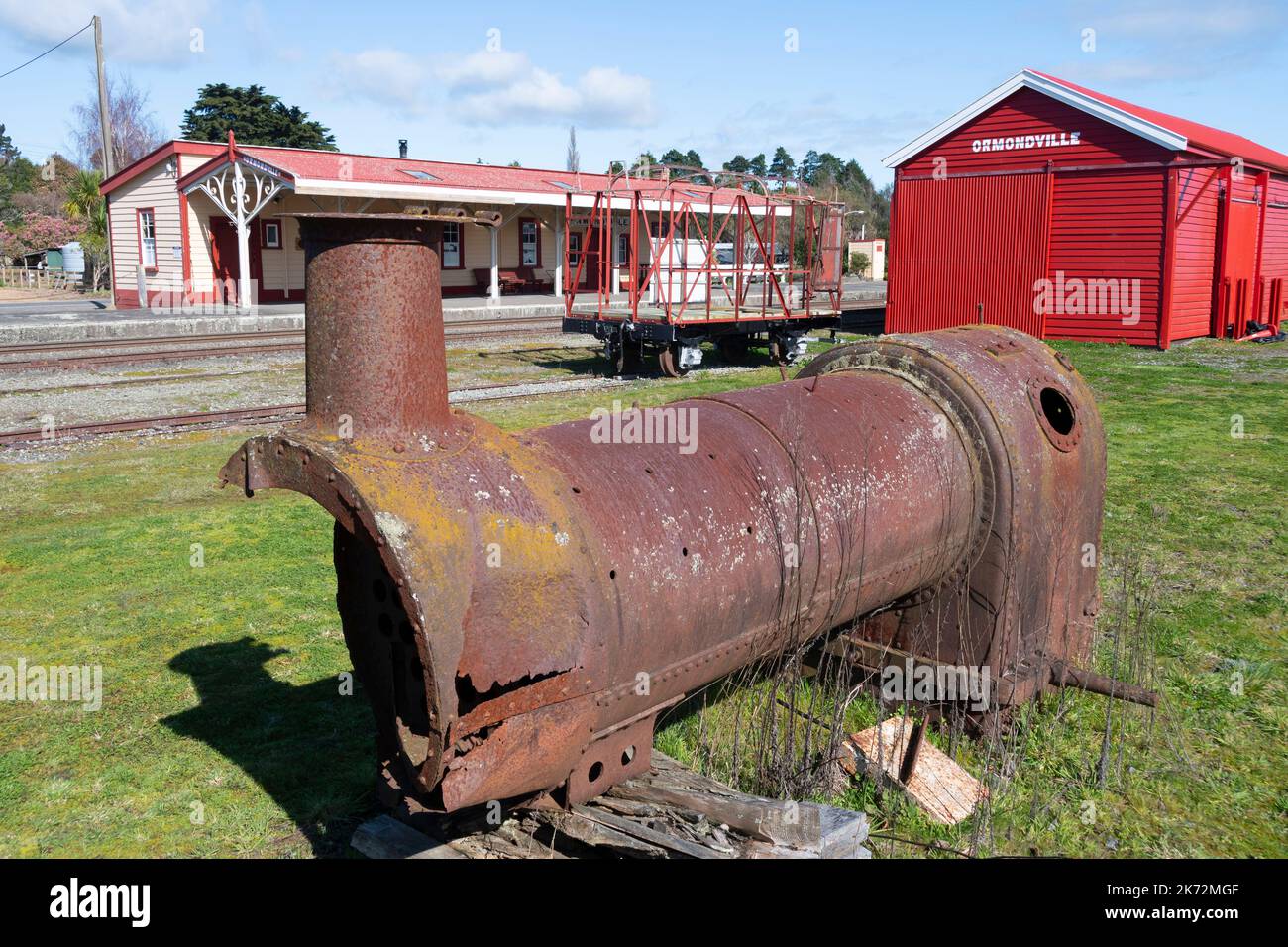 Ancienne chaudière à vapeur et remise de marchandises ferroviaires, Ormondville, district de Tararua, Île du Nord, Nouvelle-Zélande Banque D'Images