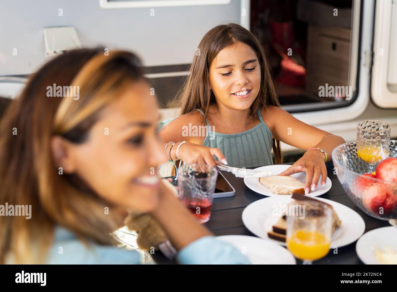 Fille ayant repas au camping Banque D'Images