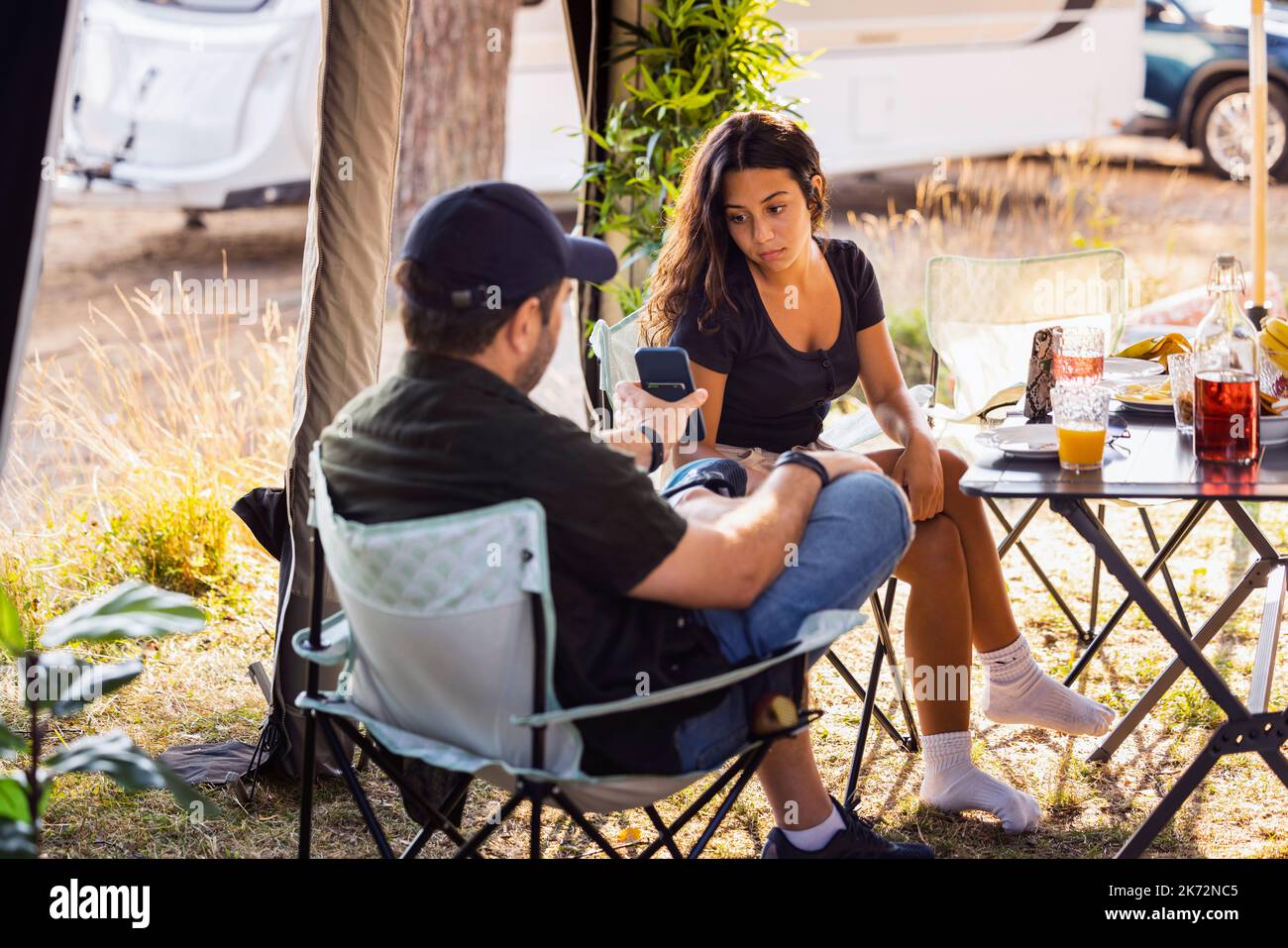 Père avec fille adolescente au camping Banque D'Images