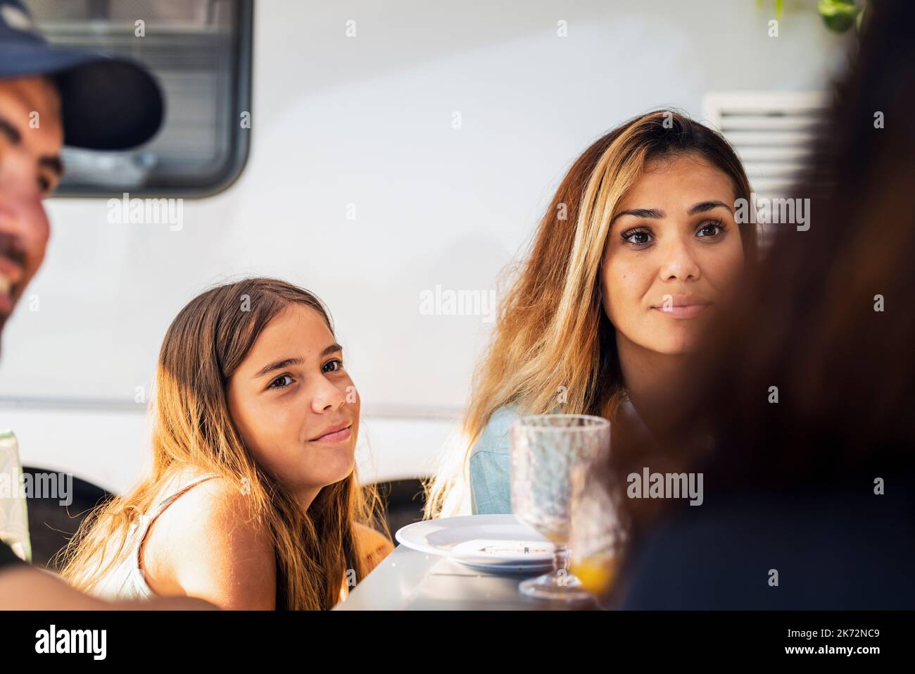 Mother and Daughter sitting together Banque D'Images