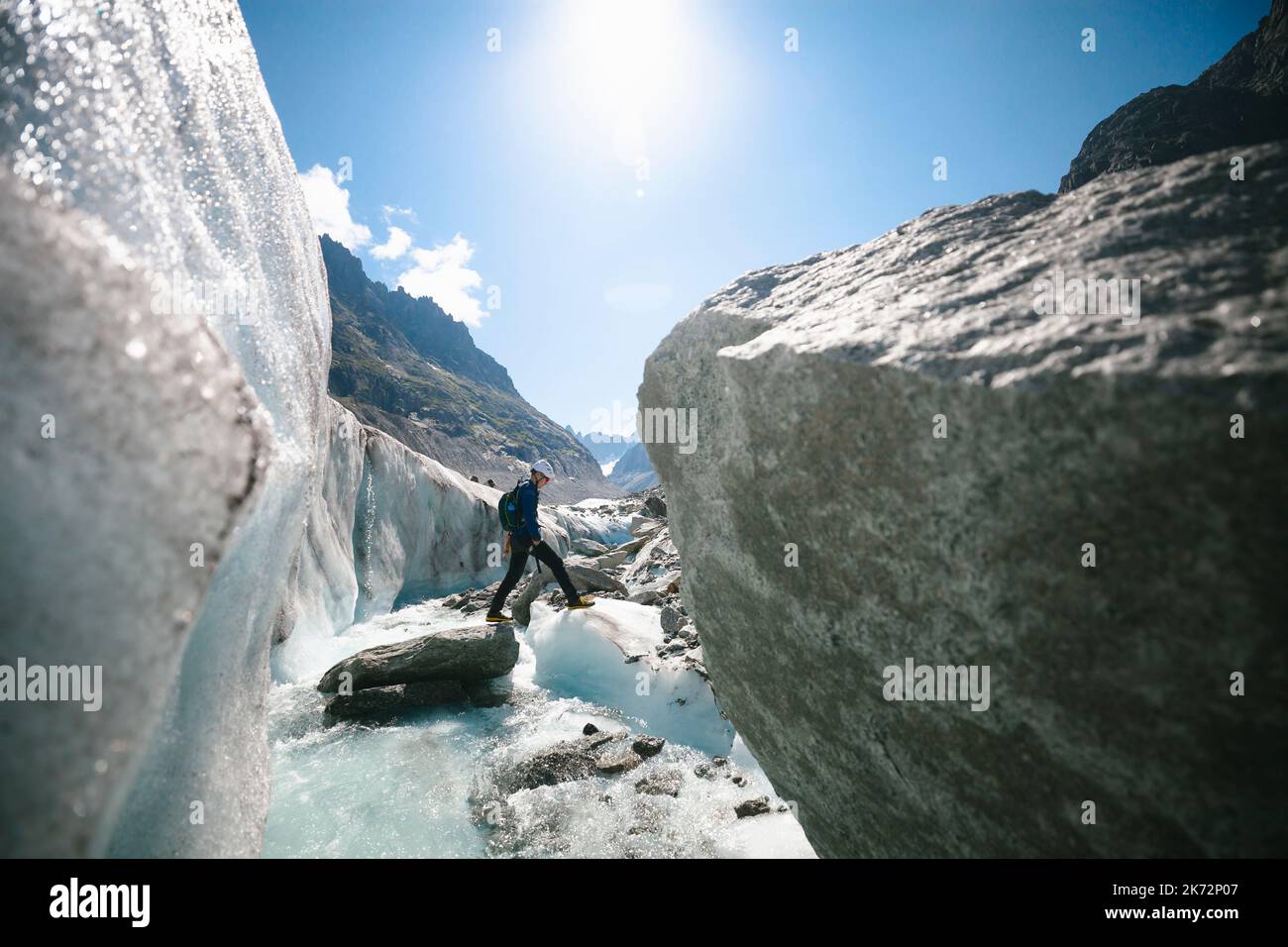Homme explorant les montagnes en hiver Banque D'Images