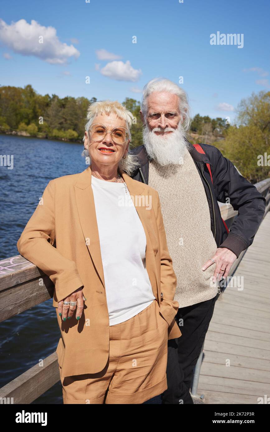Senior couple looking at camera Banque D'Images