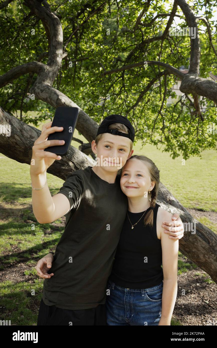 Frère et soeur ayant le selfie Banque D'Images