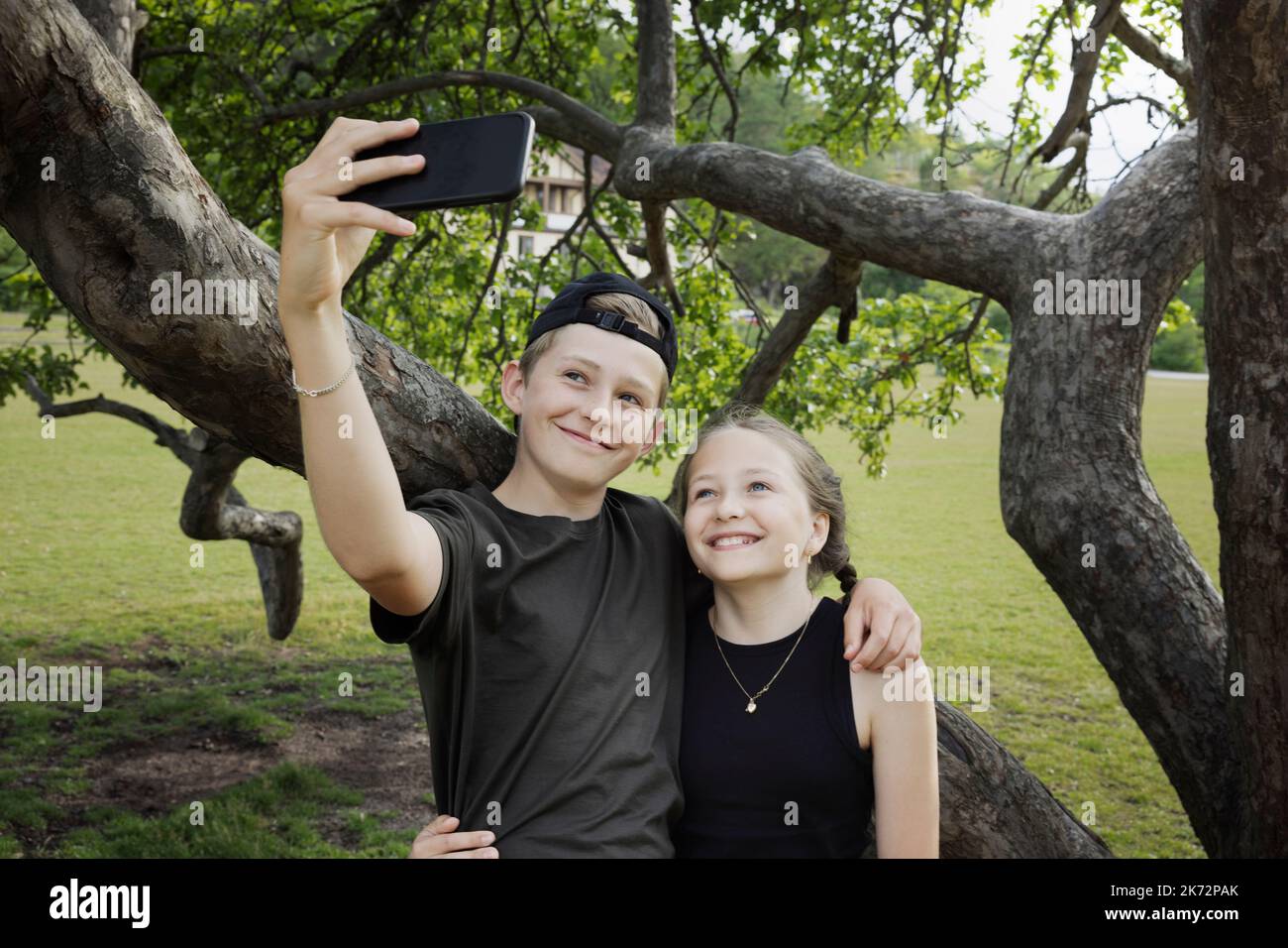 Frère et soeur ayant le selfie Banque D'Images
