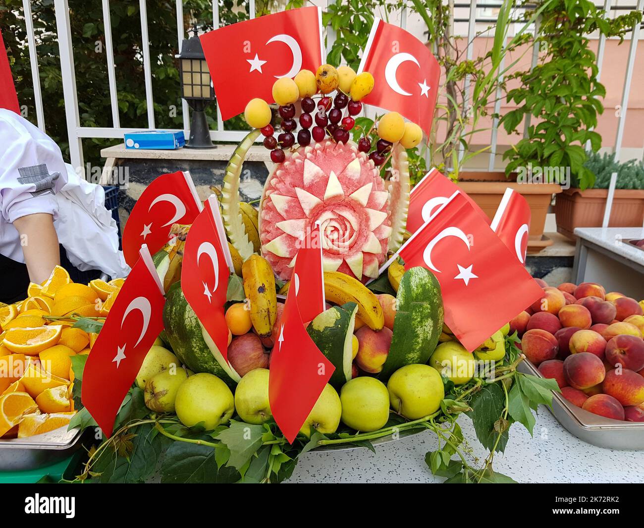 Fruits d'été frais dans un panier de pastèque décoré de drapeaux turcs. Composition avec fruits variés Banque D'Images