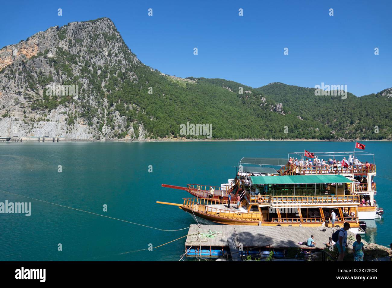 Manavgat, Turquie - 05 juin 2019: Bateaux de plaisance avec touristes dans la zone du barrage d'Oimapinar. Canyon vert, Manavgat, Antalya, Turquie Banque D'Images