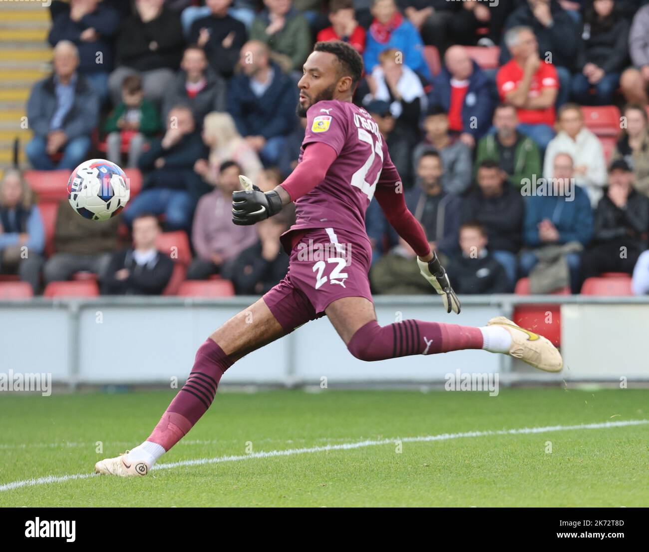 Lawrence Vigoroux de Leyton Orient pendant le match de football de la deuxième Ligue entre Leyton Orient contre Northampton Town au stade de Brisbane Road, Londres on Banque D'Images