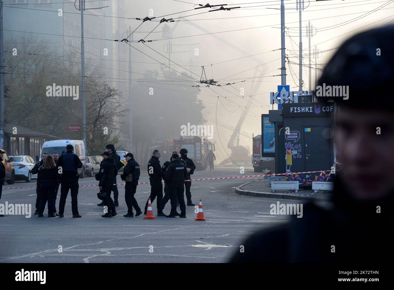 Kiev, Kiev, Ukraine. 17th octobre 2022. Lundi matin, les Russes ont attaqué Kiev avec des drones de fabrication iranienne 'Shhahed-136'. Des drones ont frappé des bâtiments résidentiels dans le centre-ville de Kiev. 28 drones ont été lancés. À la suite de cette attaque, 1 civils ont été tués. La Russie envahit l'Ukraine sur 24 février 2022 (Credit image: © Danylo Antoniuk/ZUMA Press Wire) Credit: ZUMA Press, Inc./Alamy Live News Banque D'Images