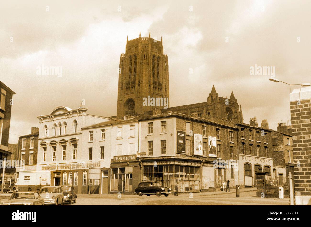 Vintage Liverpool 1968, vue sur la cathédrale anglicane depuis le sud-ouest, rue St James Banque D'Images