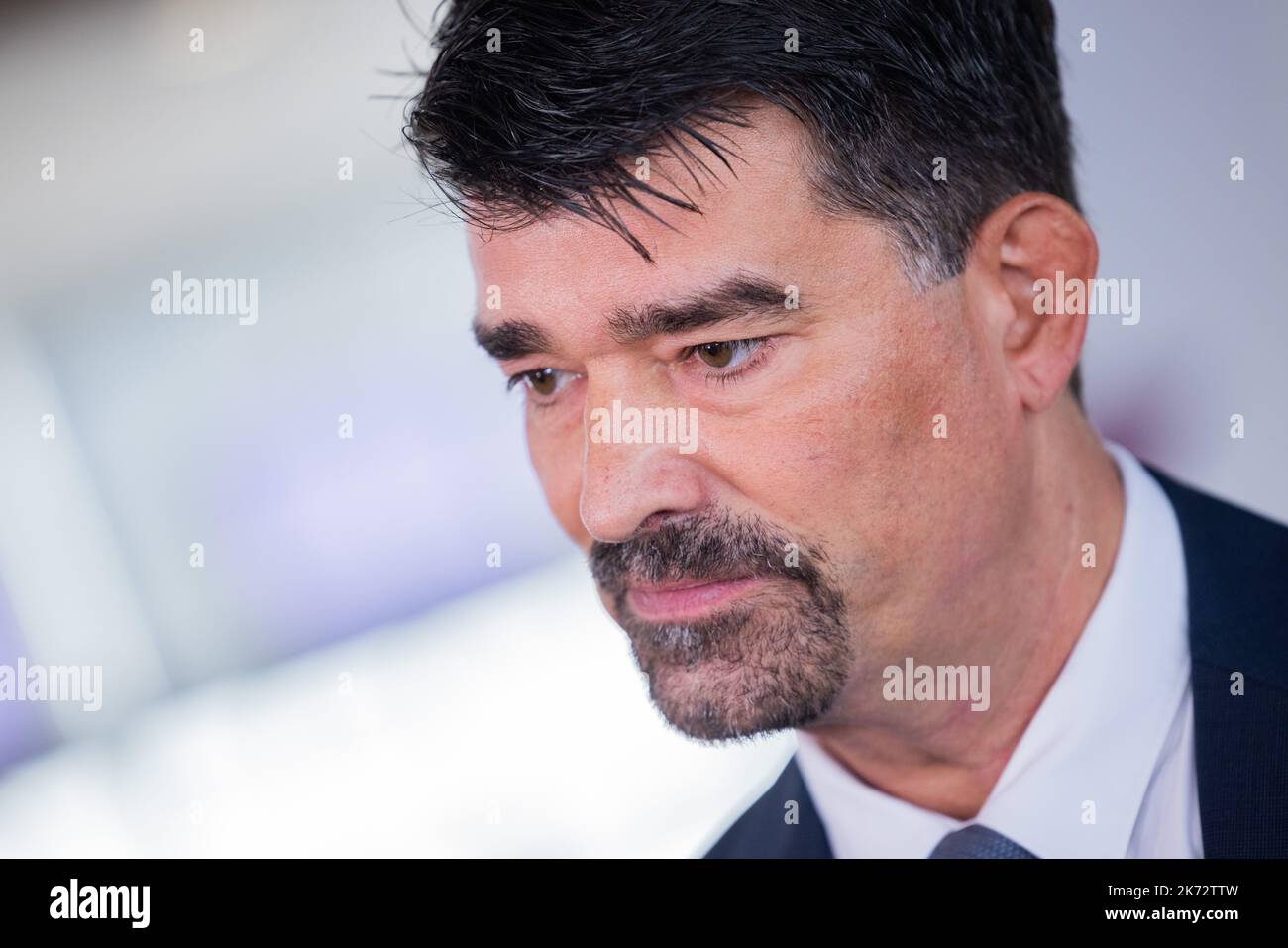 Cologne, Allemagne. 17th octobre 2022. Kai Duve, Directeur général des finances et des ressources humaines d'Eurowings, se trouve dans la zone d'enregistrement d'Eurowings à l'aéroport de Cologne/Bonn. À l'aéroport de Cologne/Bonn, de nombreux avions de la compagnie aérienne sont annulés parce que les pilotes ont fait une grève de trois jours pour de meilleures conditions de travail. Credit: Rolf Vennenbernd/dpa/Alay Live News Banque D'Images