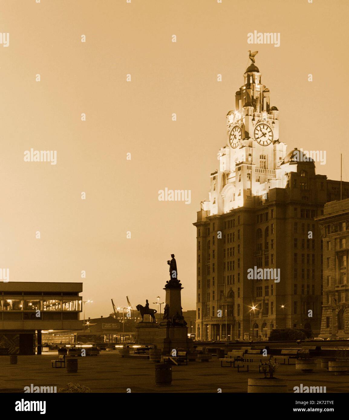 Des bâtiments de foie illuminés, l'un des « Three Graces » Liverpool, crépuscule Banque D'Images