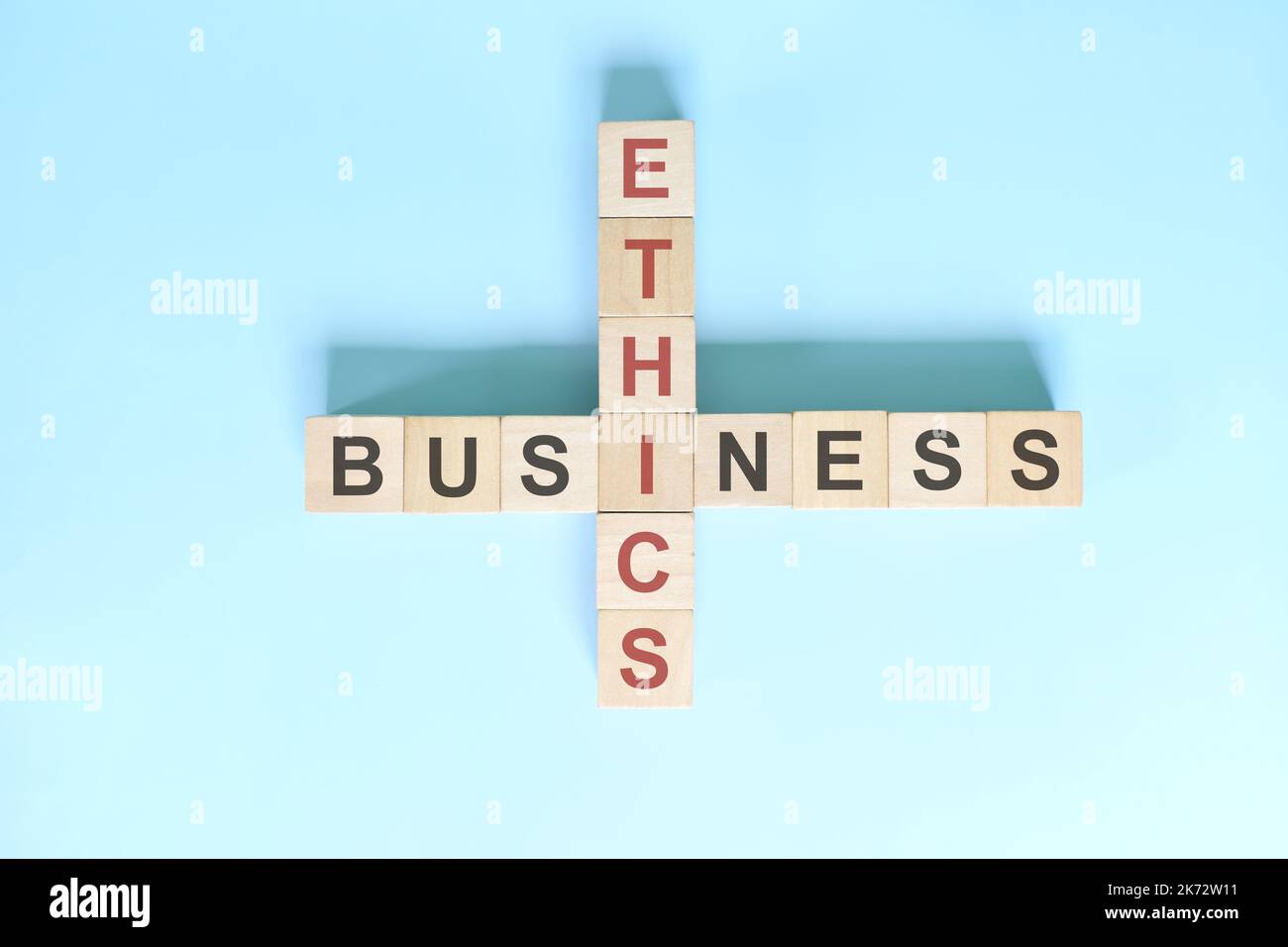 Concept d'éthique commerciale. Les mots croisés du puzzle à plat posent la typographie sur fond bleu Banque D'Images