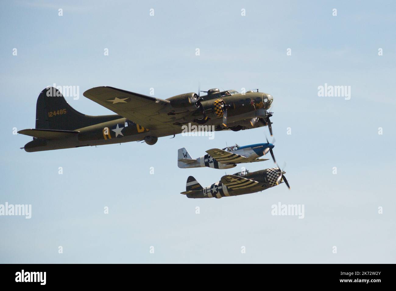 Boeing B-17 Flying Fortress, Sally B, volant en formation avec un P51 Mustang et une République P-47 Thunderbolt. Banque D'Images