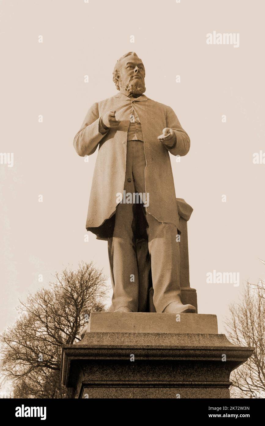 Vintage Liverpool 1970. La statue de Hugh Stowell Brown avant d'être déplacée de Princes Avenue, Liverpool Banque D'Images