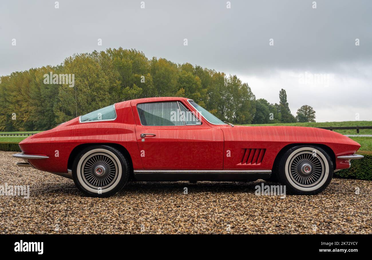 Brummen, province Gelderland, pays-Bas, 15.10.2022, vue latérale de la Corvette Sting Ray de Chevrolet classique de la deuxième génération de 1960s Banque D'Images