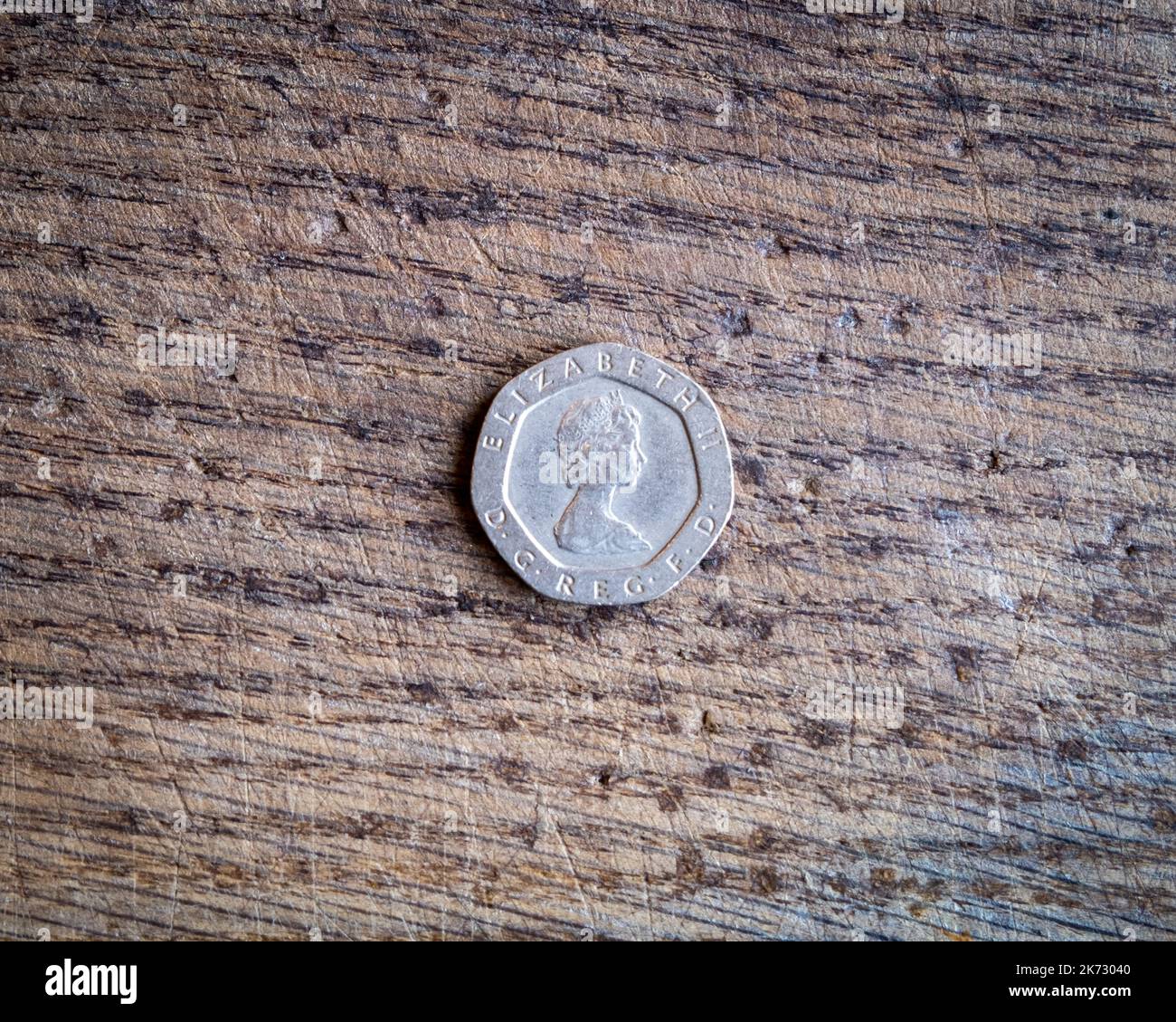 pièce de vingt pence isolée sur fond en bois. Banque D'Images