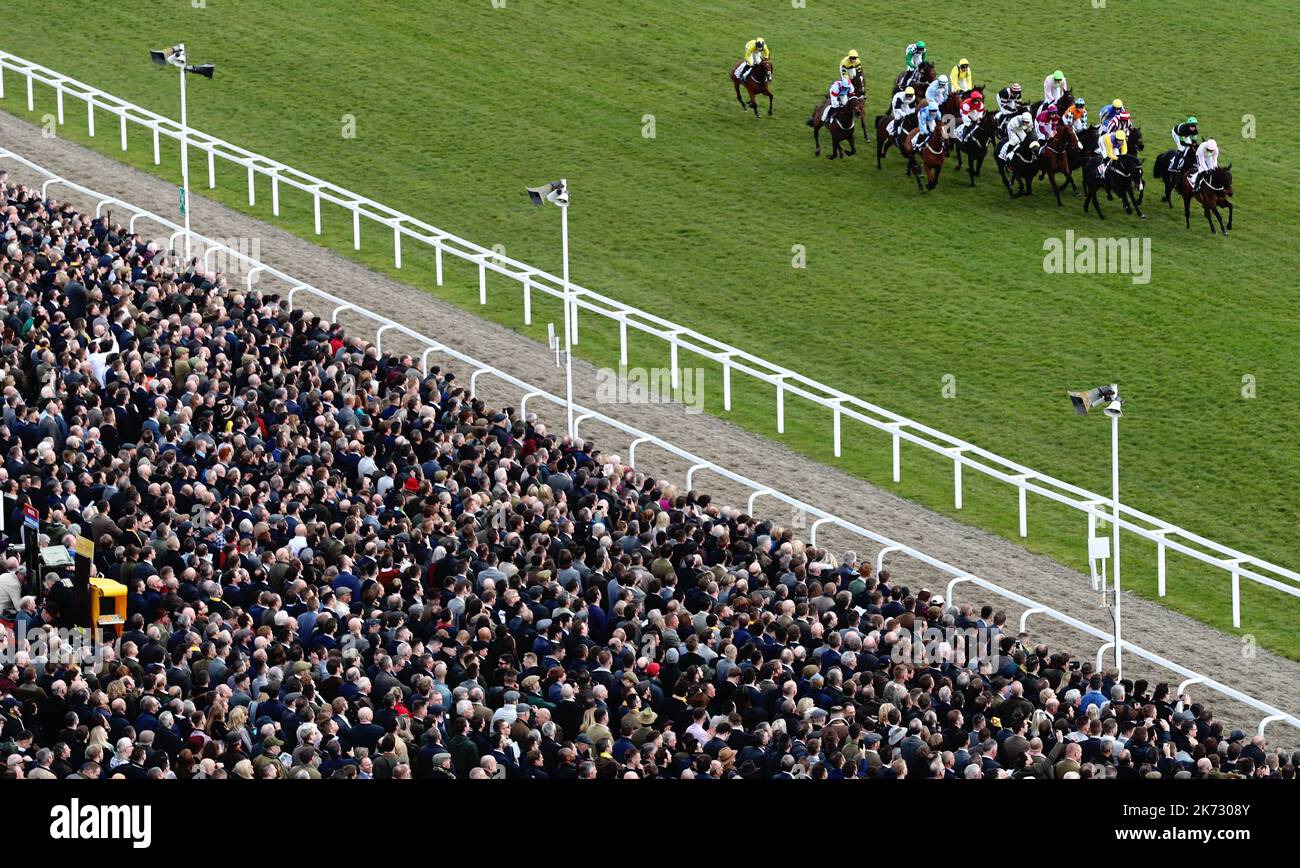 Photo du dossier datée du 13-03-2018, de coureurs et de coureurs participant au Cheltenham Festival 2018 à l'hippodrome de Cheltenham. Le Jockey Club a annoncé que le Cheltenham Festival restera un événement de quatre jours. Date de publication : lundi 17 octobre 2022. Banque D'Images