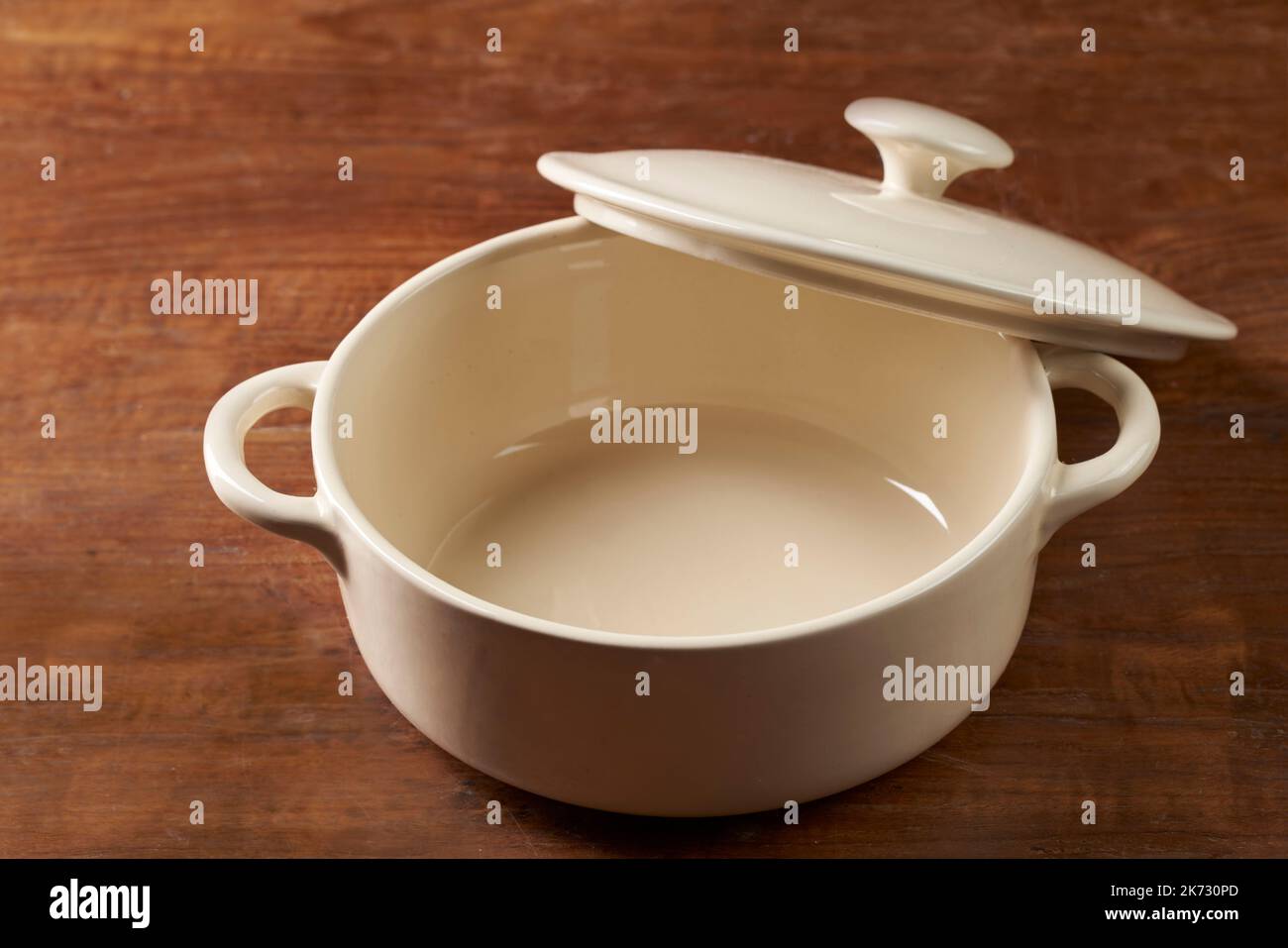 Ustensile de cuisine en céramique sur une table en bois Banque D'Images