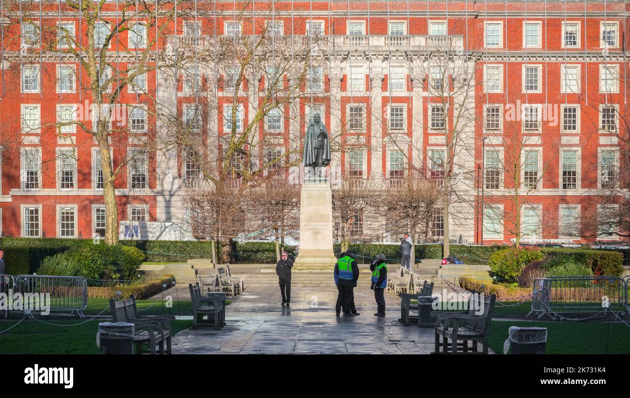 Londres, Royaume-Uni - 04 décembre 2021 - Grosvenor Square, une grande place de jardin dans le quartier Mayfair de Londres Banque D'Images