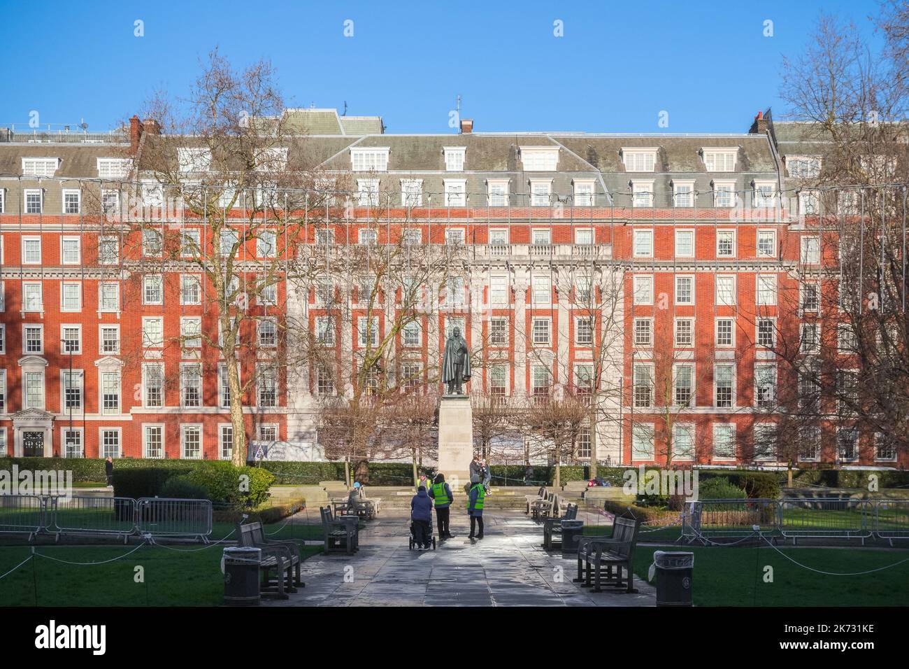 Londres, Royaume-Uni - 04 décembre 2021 - Grosvenor Square, une grande place de jardin dans le quartier Mayfair de Londres Banque D'Images