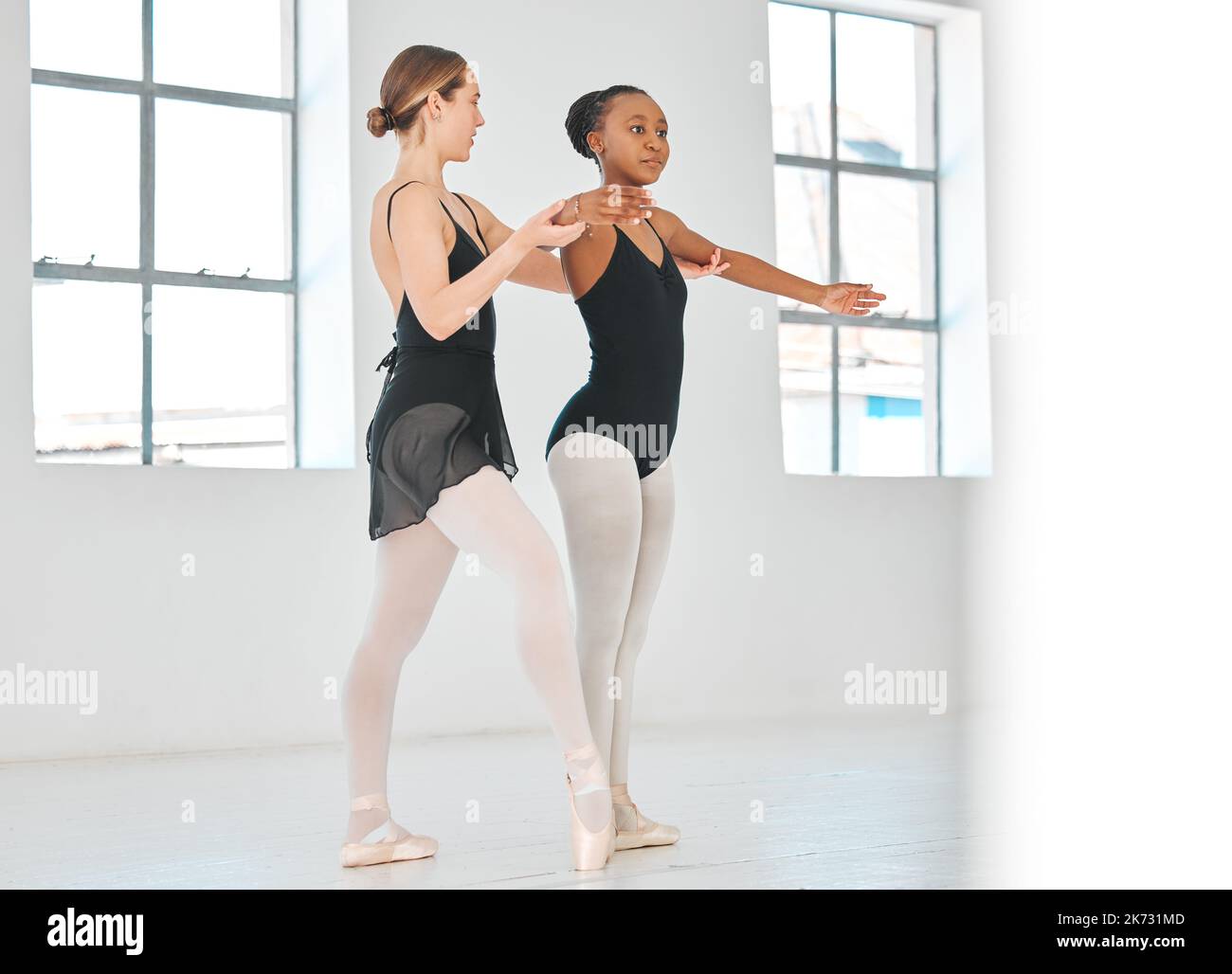 Une étoile est née. une jeune femme enseignant un ballet de jeune fille dans un studio de danse. Banque D'Images