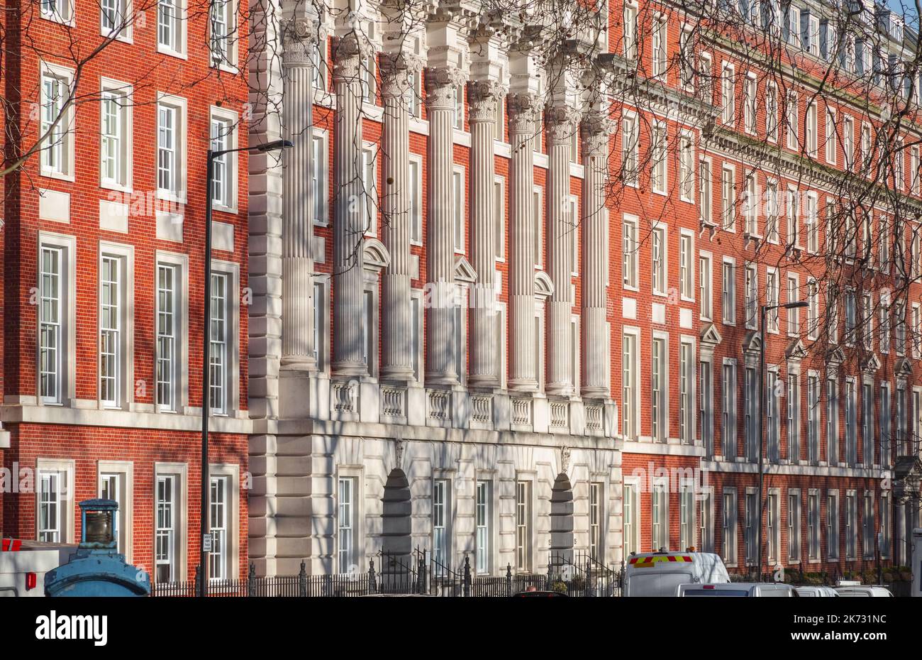 Façade d'un bâtiment de style néo-géorgien autour de la place Grosvenor à Londres, en Angleterre Banque D'Images