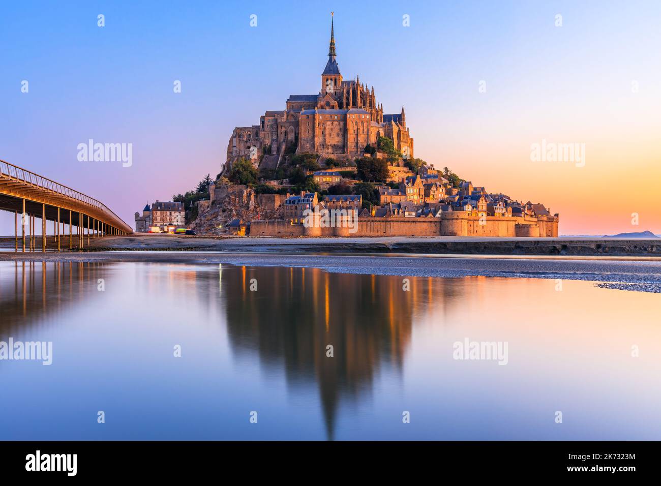 Mont Saint-Michel. Vue du sud-est au lever du soleil. Normandie, France. Banque D'Images