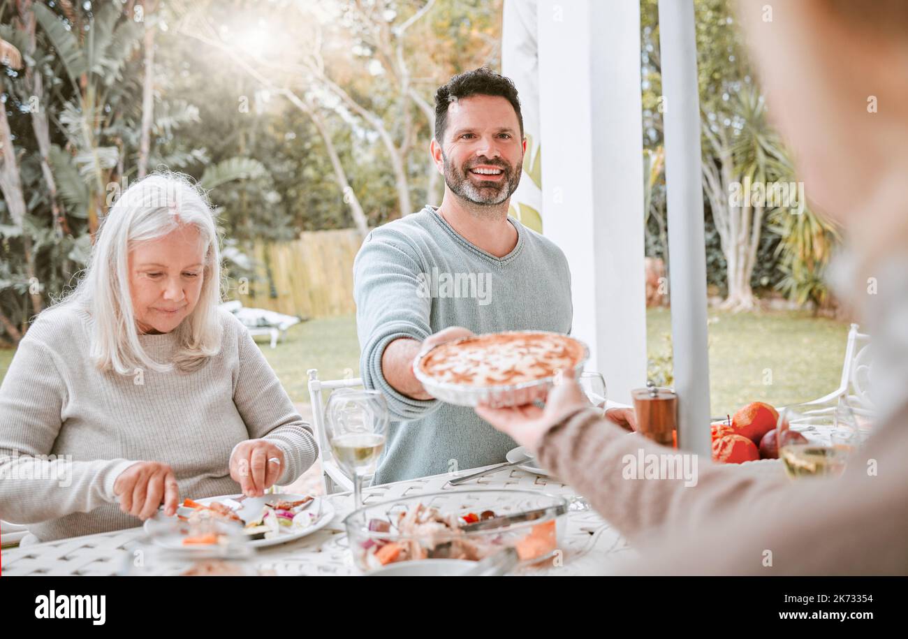 La famille est un gilet de sauvetage dans la mer de tempête. Prenez une photo en famille pour déjeuner à l'extérieur. Banque D'Images