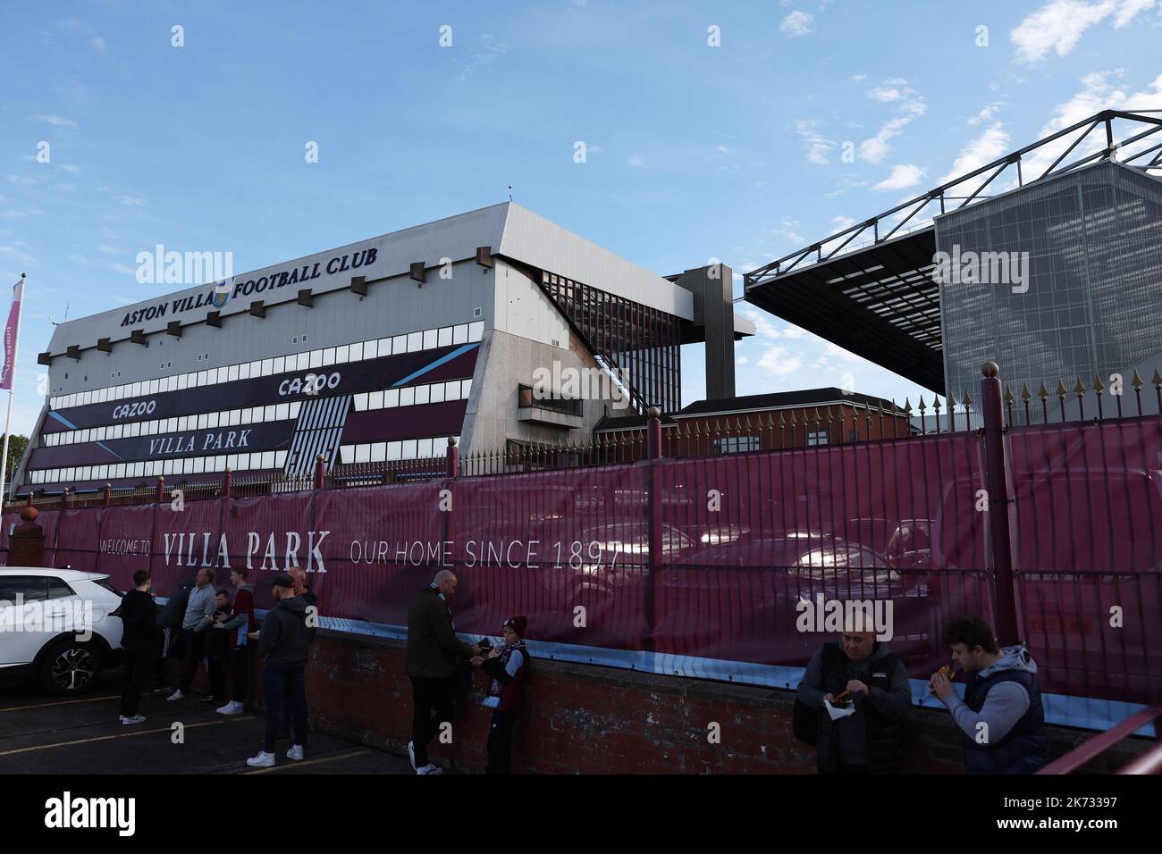 Birmingham, Royaume-Uni. 16th oct, 2022.scènes générales à l'extérieur de Villa Park, stade du club de football Aston Villa avant le match. Match Premier League, Aston Villa v Chelsea à Villa Park à Birmingham le dimanche 16th octobre 2022. Cette image ne peut être utilisée qu'à des fins éditoriales. Utilisation éditoriale uniquement, licence requise pour une utilisation commerciale. Aucune utilisation dans les Paris, les jeux ou les publications d'un seul club/ligue/joueur. photo par Andrew Orchard/Andrew Orchard sports photographie/Alamy Live News crédit: Andrew Orchard sports photographie/Alamy Live News Banque D'Images